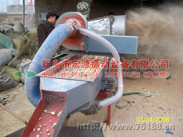 玉米下腳料篩分帶風機的直線振動篩