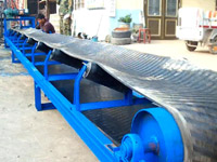 小型人字形花紋皮帶輸送機廠內試